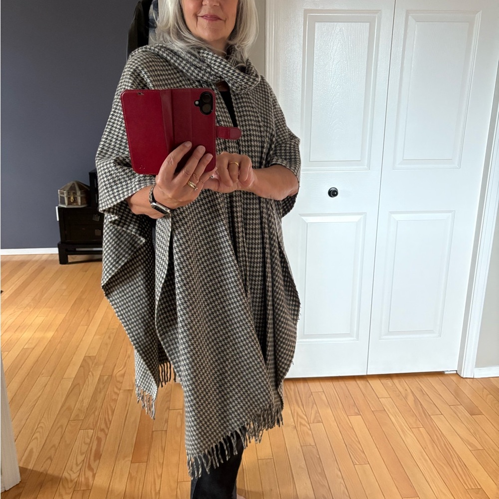 Grey and White Houndstooth Cape
